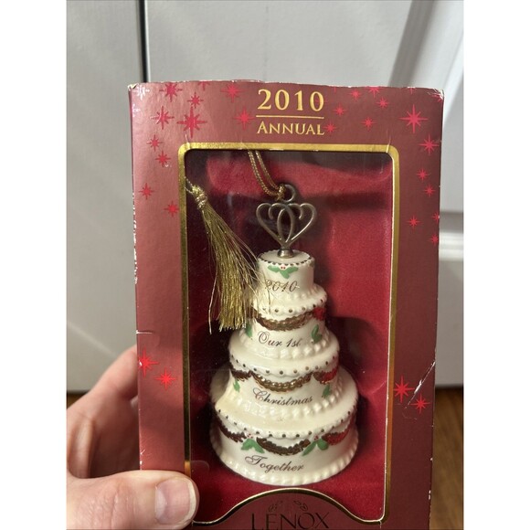 LENOX Porcelain 2010 Annual Ornament Wedding Cake 1st Christmas Together New - Picture 2 of 4